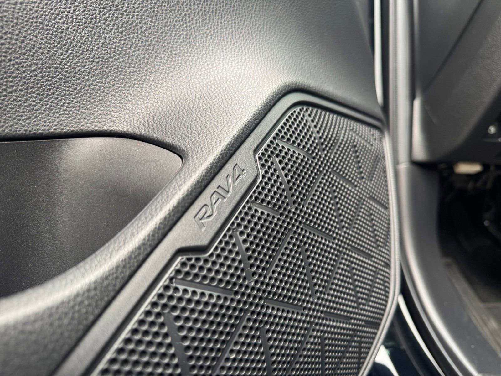 Used 2022 Toyota RAV4 SE image 20