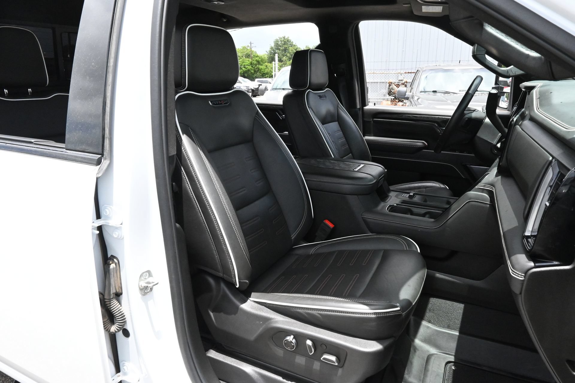 Used 2025 GMC Sierra 2500 AT4X AWD/4WD image 23