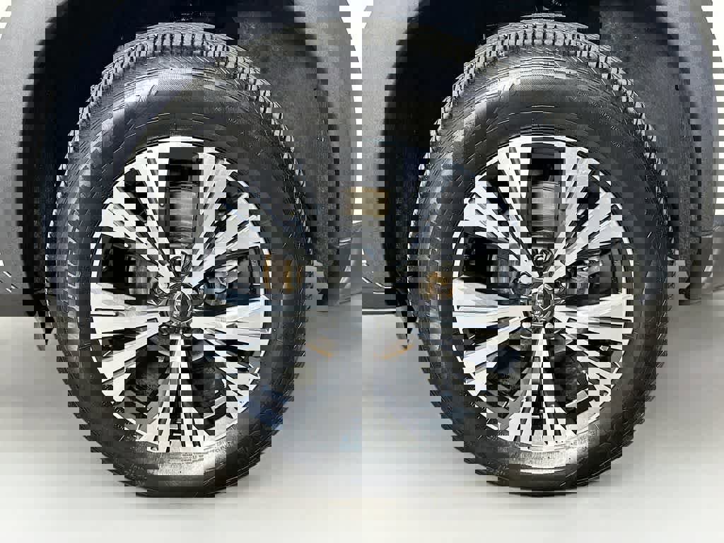 Used 2022 Nissan Rogue SV image 11