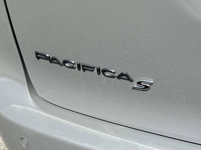 Used 2025 Chrysler Pacifica Limited FWD image 10