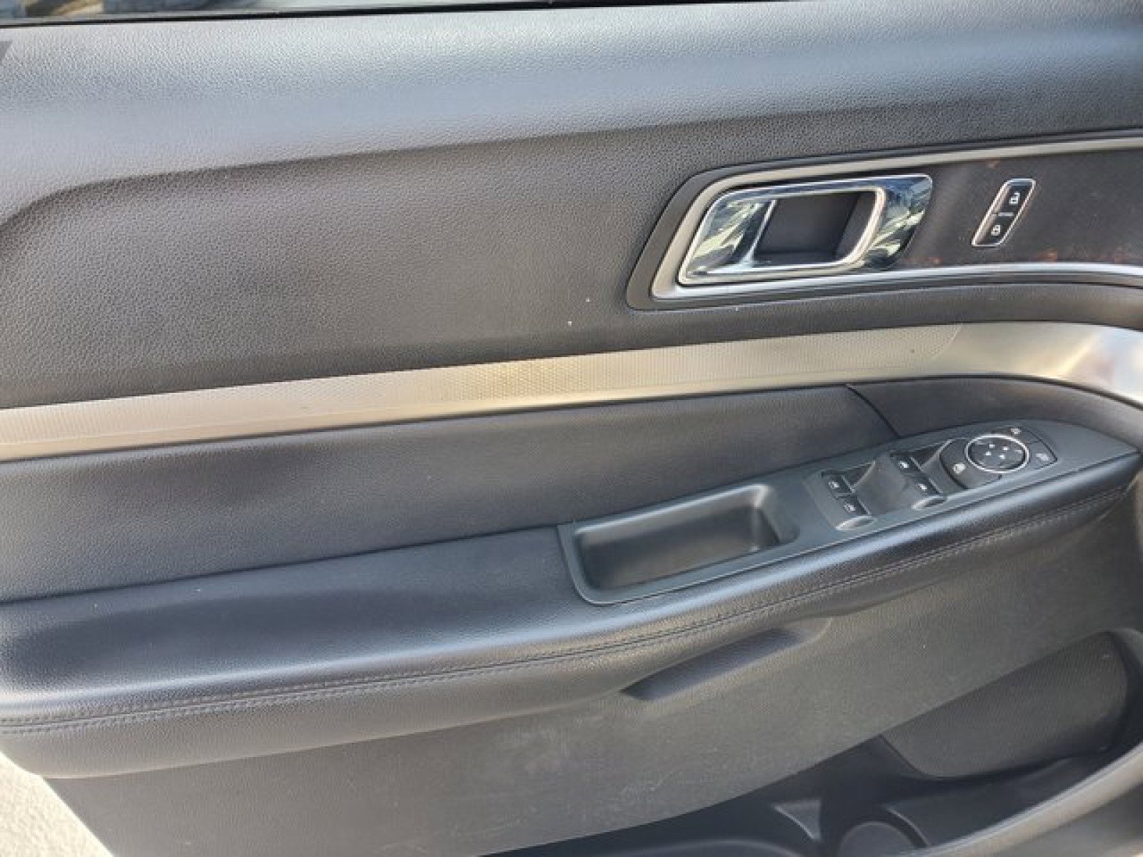 Certified 2018 Ford Explorer XLT FWD image 12