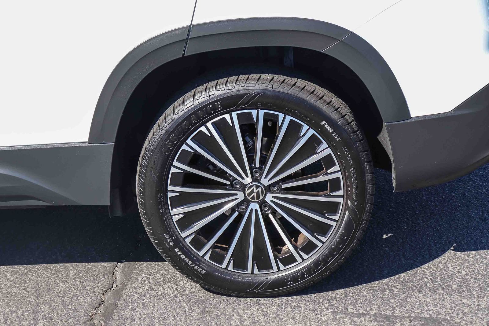 Used 2025 Volkswagen Taos SE w/ Panoramic Sunroof Package FWD image 8