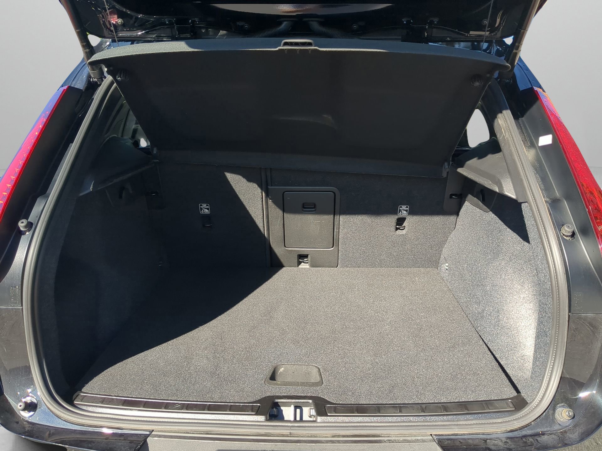 Used 2025 Volvo XC40 B5 Core image 38