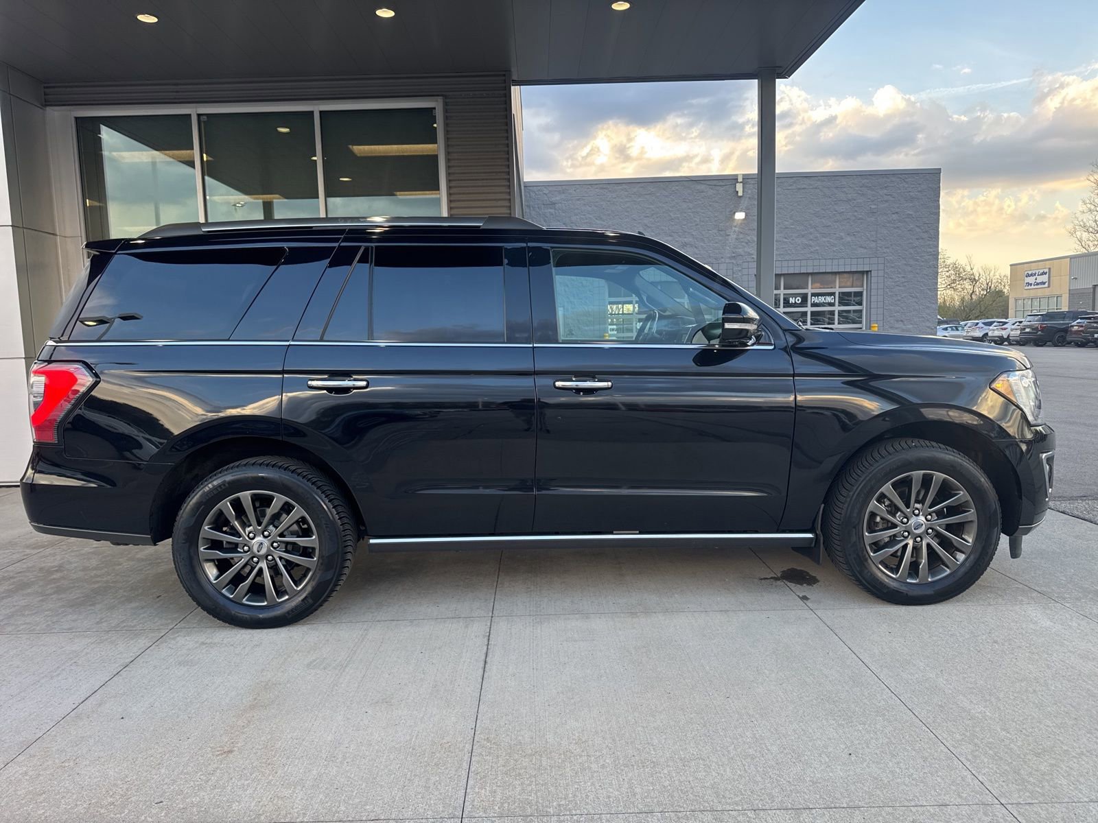 Certified 2020 Ford Expedition Limited w/ Equipment Group 301A AWD/4WD image 2