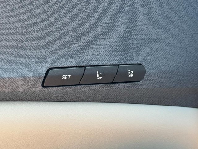Used 2025 Kia Carnival EX FWD image 17