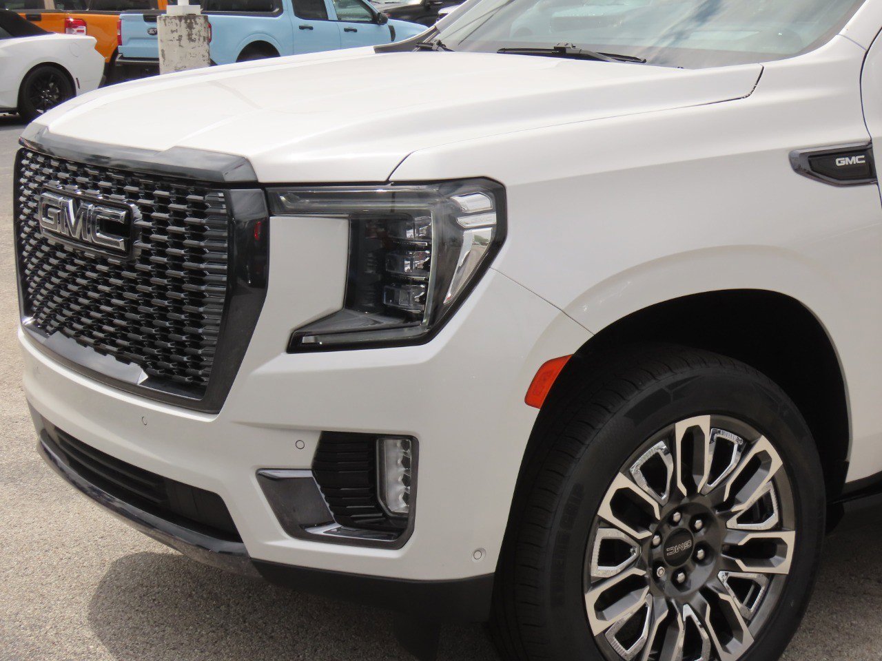 Used 2023 GMC Yukon XL Denali Ultimate AWD/4WD image 3