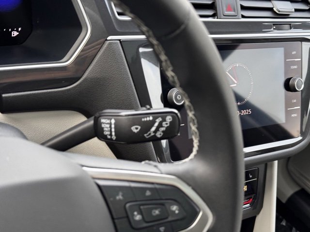 Used 2024 Volkswagen Tiguan SE w/ Panoramic Sunroof Package image 37