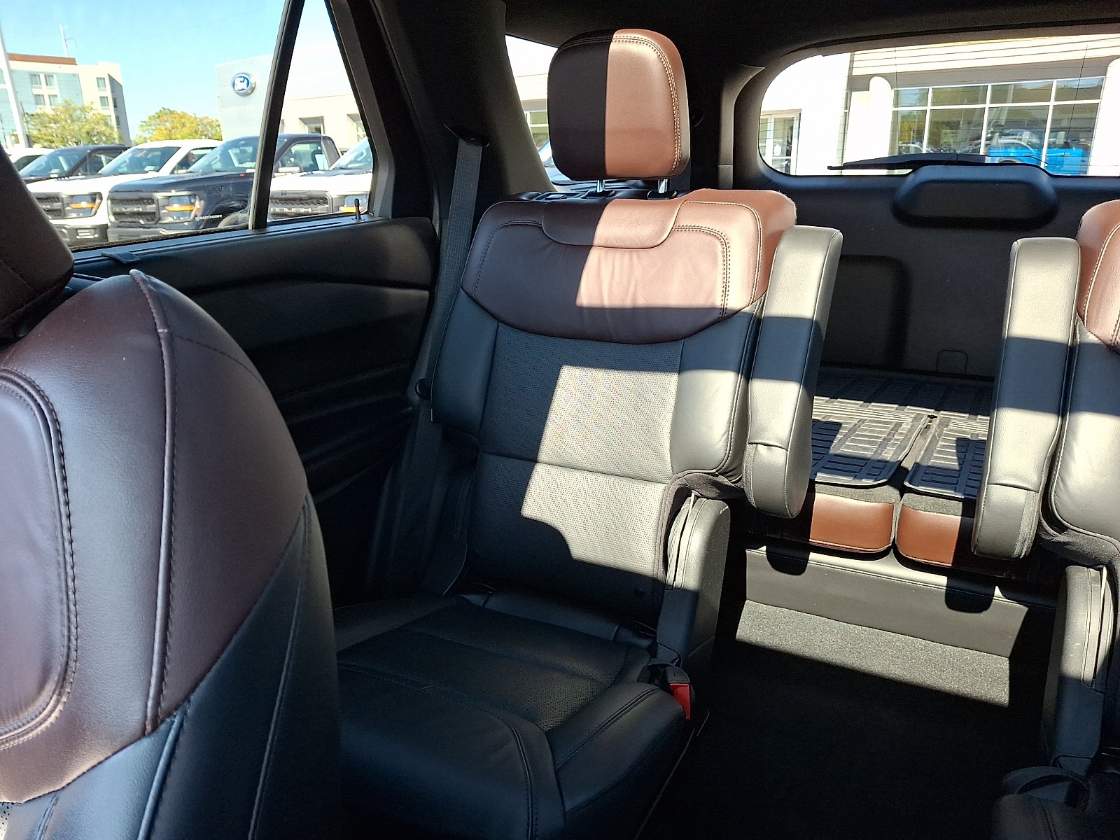 Certified 2023 Ford Explorer Platinum w/ Technology Package AWD/4WD image 18
