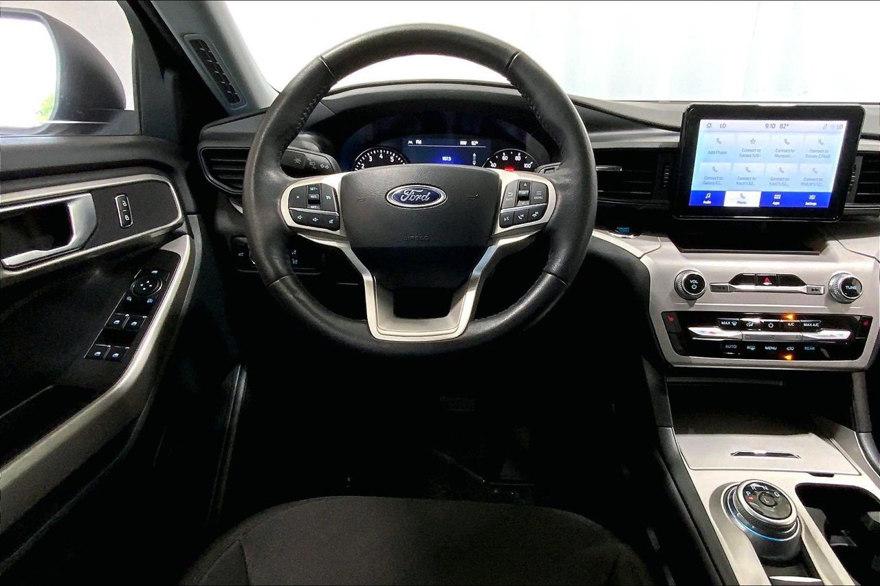 Certified 2024 Ford Explorer XLT RWD image 3