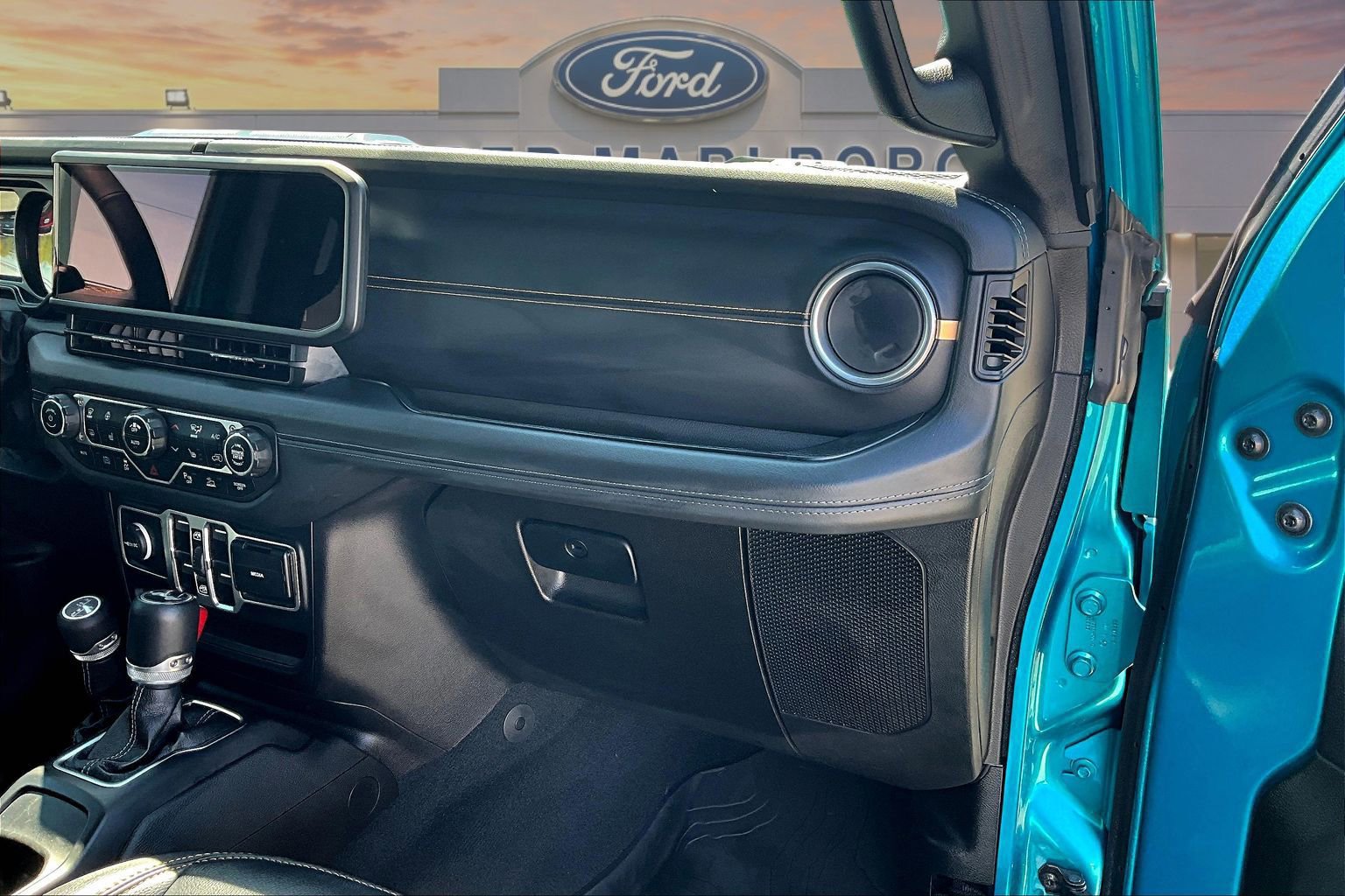 Used 2024 Jeep Wrangler Sahara w/ Technology Group AWD/4WD image 17