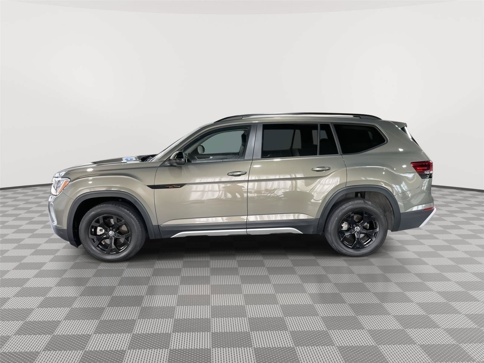 Used 2024 Volkswagen Atlas Peak Edition SEL AWD/4WD image 2