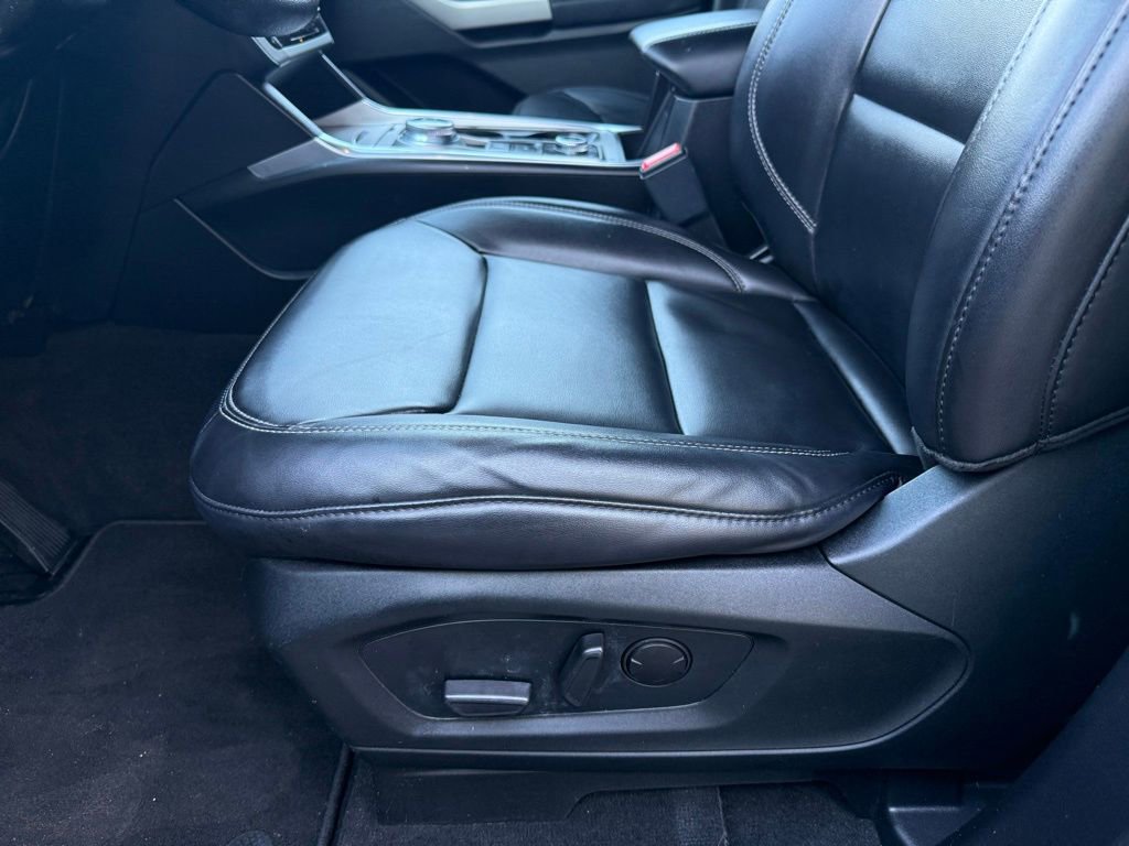 Certified 2022 Ford Explorer XLT w/ Equipment Group 202A image 4