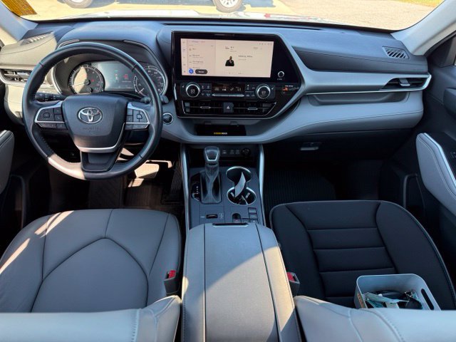 Used 2023 Toyota Highlander XLE FWD image 14