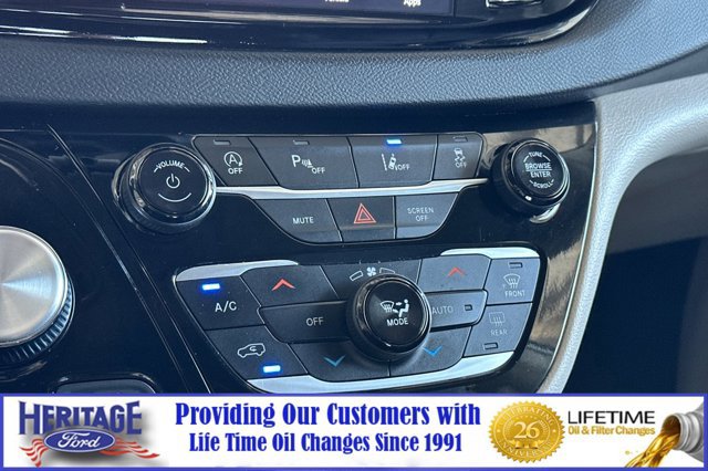 Used 2023 Chrysler Pacifica Touring-L image 21