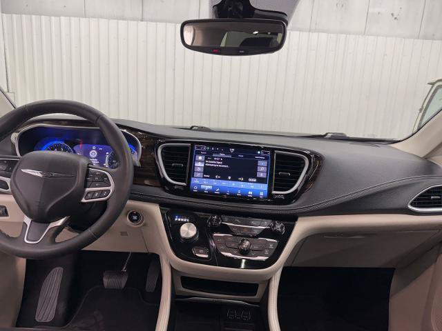 Used 2024 Chrysler Pacifica Limited FWD image 23