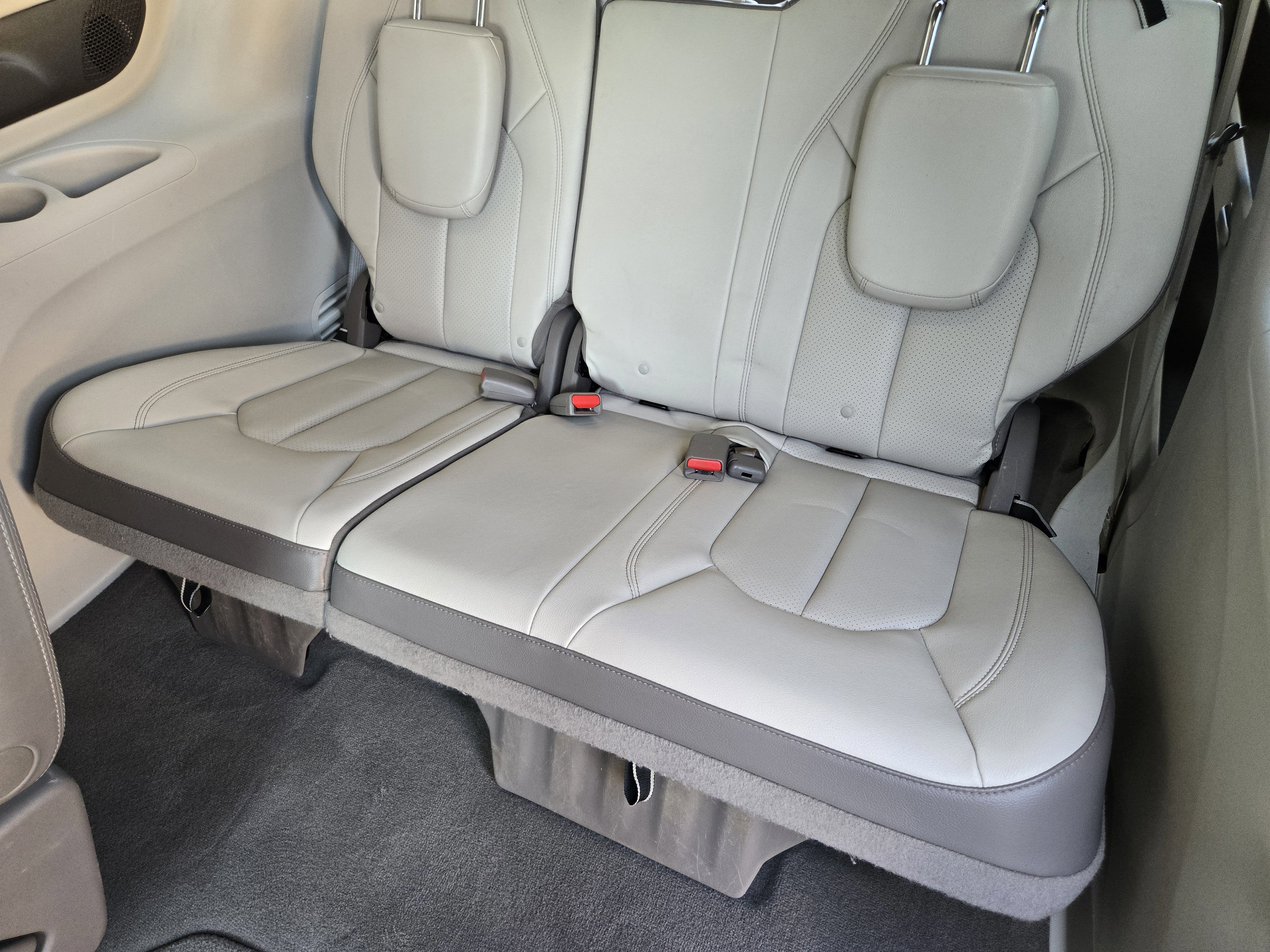 Used 2018 Chrysler Pacifica Touring-L w/ Advanced Safetytec Group image 23