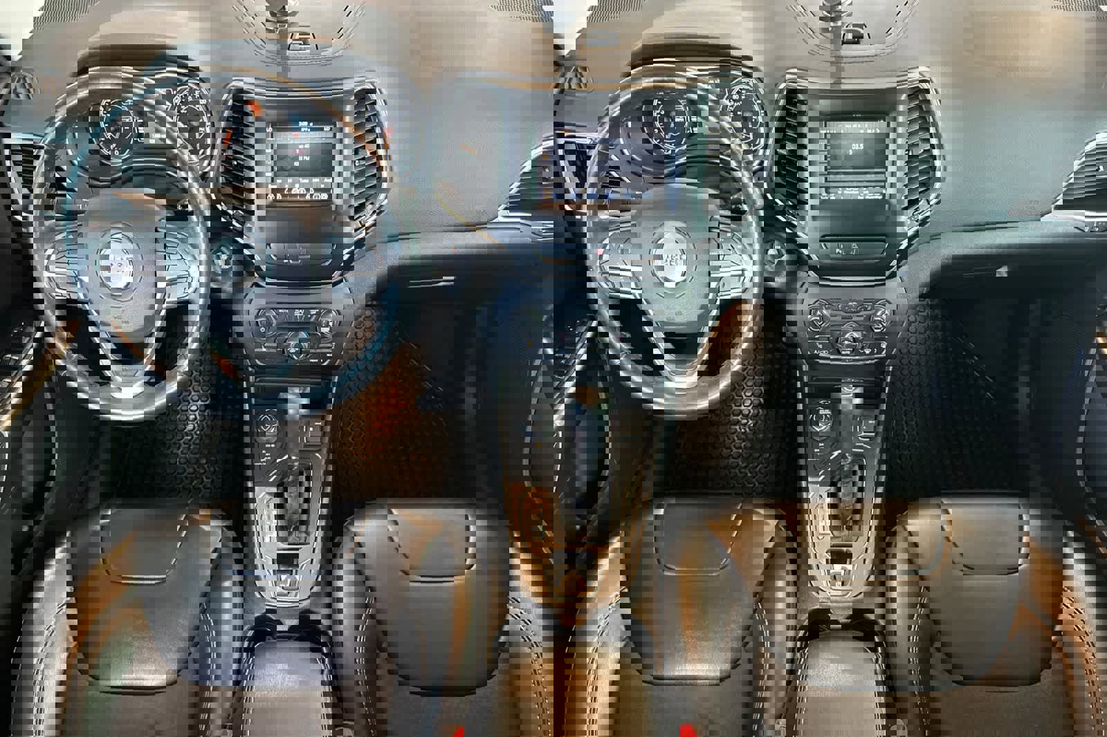 Used 2019 Jeep Cherokee Latitude Plus w/ Comfort/Convenience Group image 9