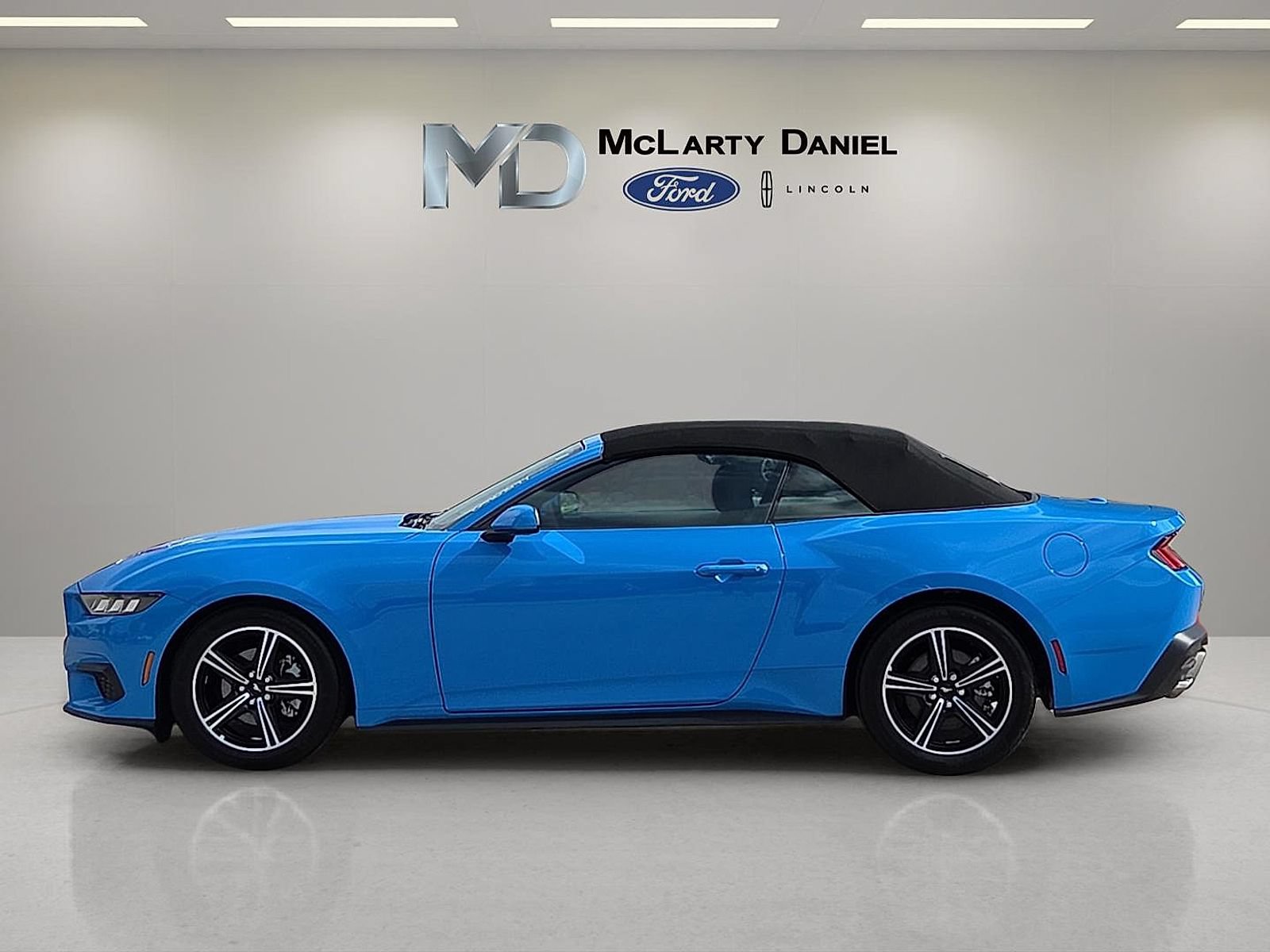 Certified 2025 Ford Mustang Convertible RWD image 3