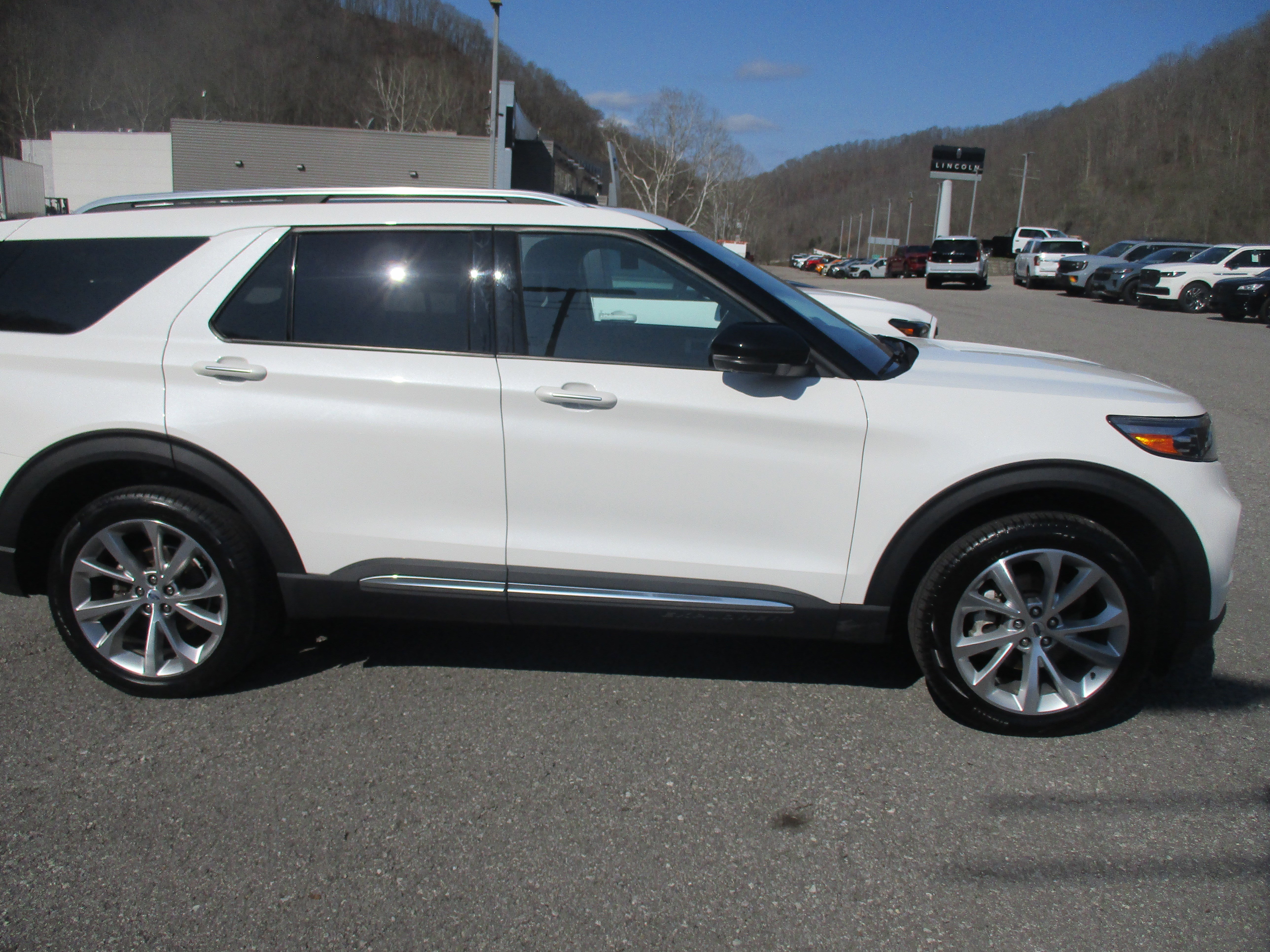 Certified 2023 Ford Explorer Platinum w/ Technology Package AWD/4WD image 3