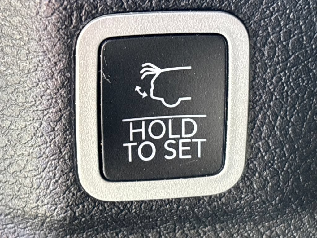 Used 2023 Jeep Grand Cherokee L Laredo AWD/4WD image 26