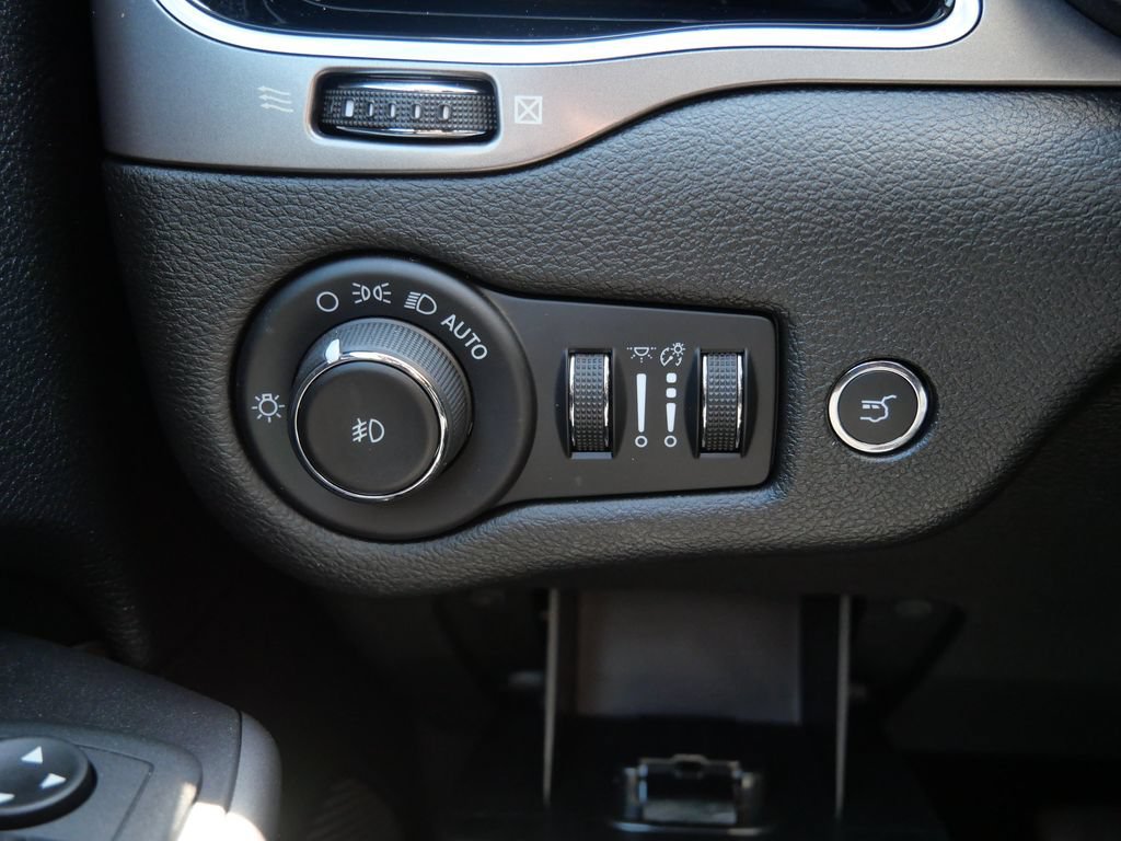 Used 2021 Jeep Cherokee Limited w/ Elite Package AWD/4WD image 21