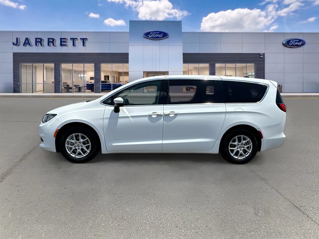 Used 2023 Chrysler Voyager LX FWD image 4