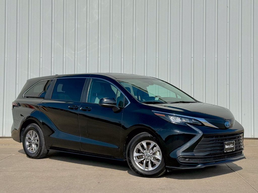 Used 2025 Toyota Sienna LE FWD image 8