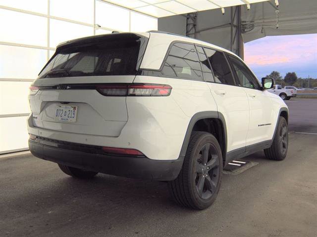 Used 2023 Jeep Grand Cherokee Altitude image 4