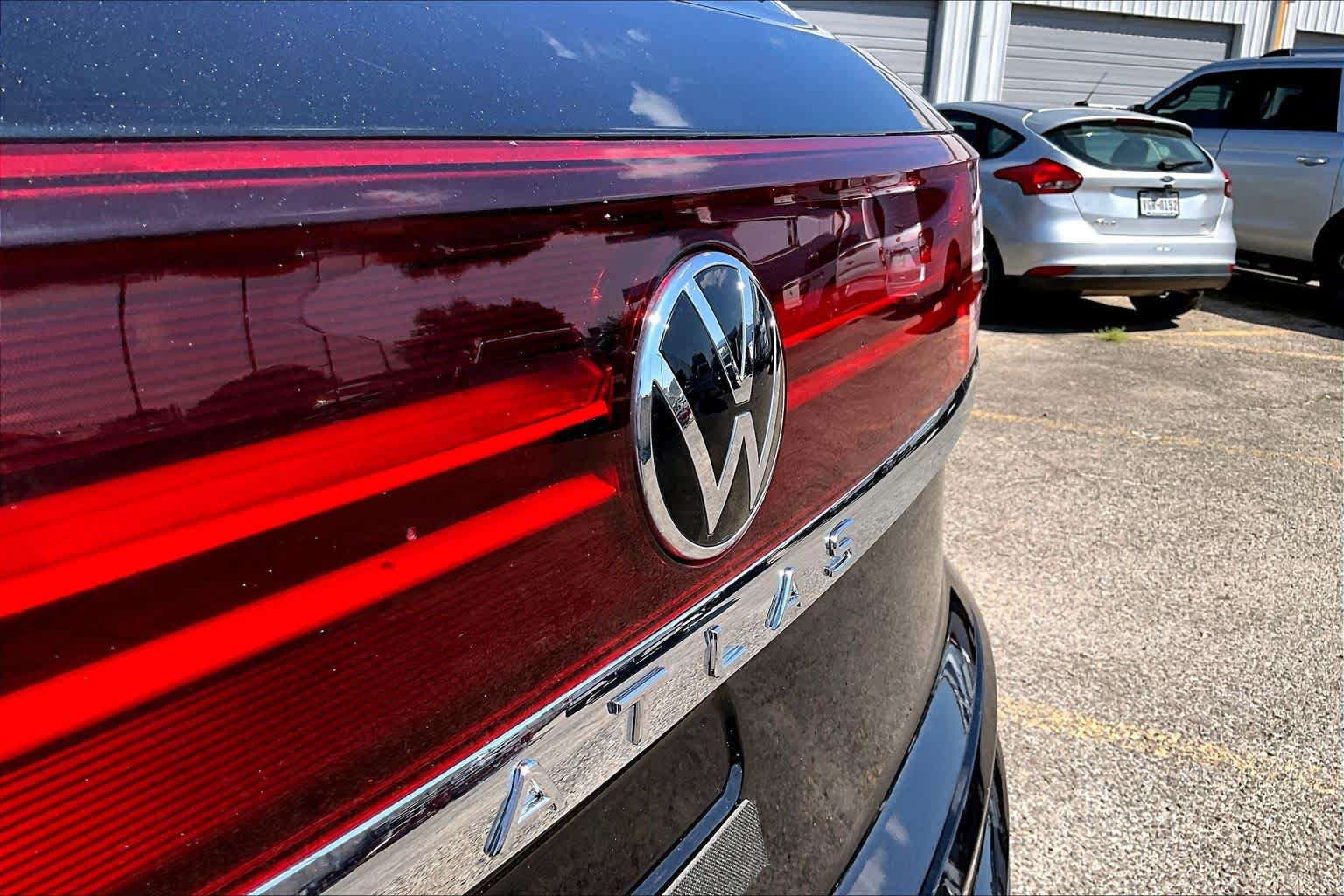 Used 2024 Volkswagen Atlas Cross Sport SE FWD image 31