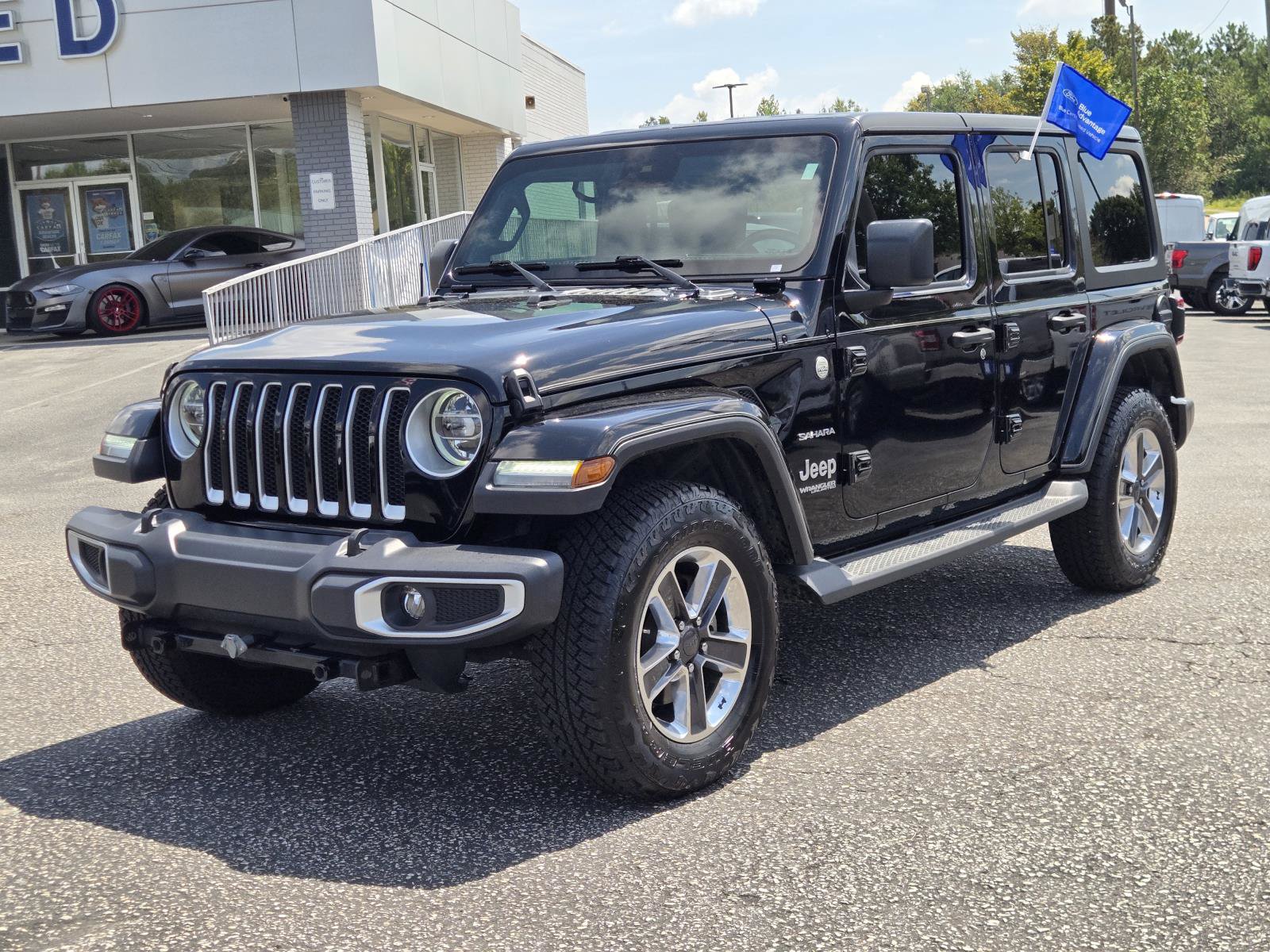 Used 2019 Jeep Wrangler Unlimited Sahara AWD/4WD image 3