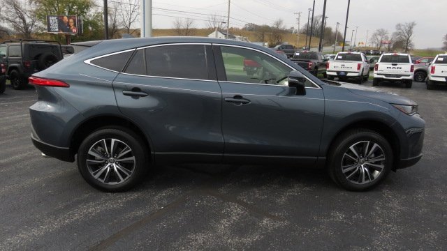 Used 2022 Toyota Venza LE image 6