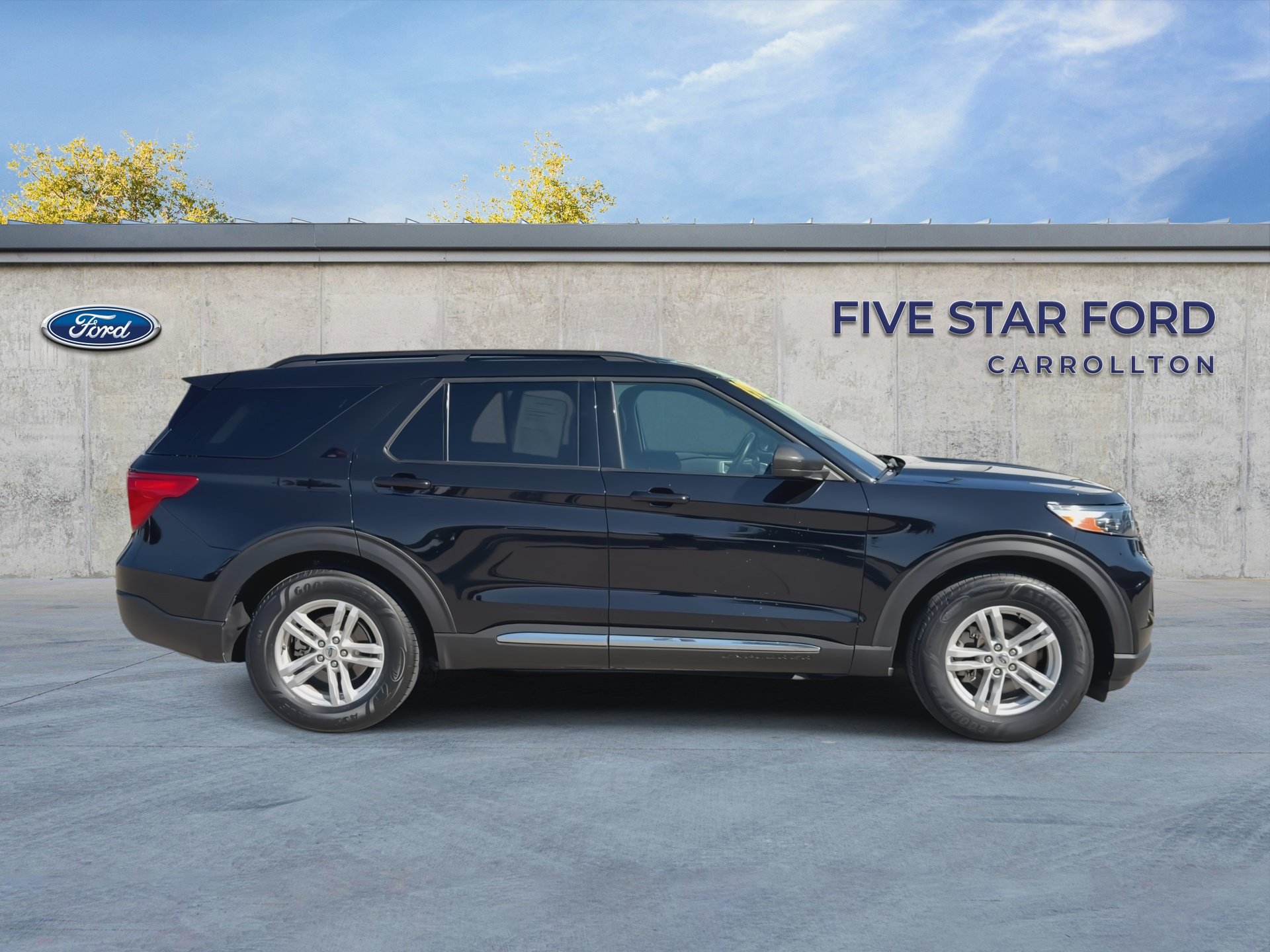 Certified 2024 Ford Explorer XLT RWD image 9