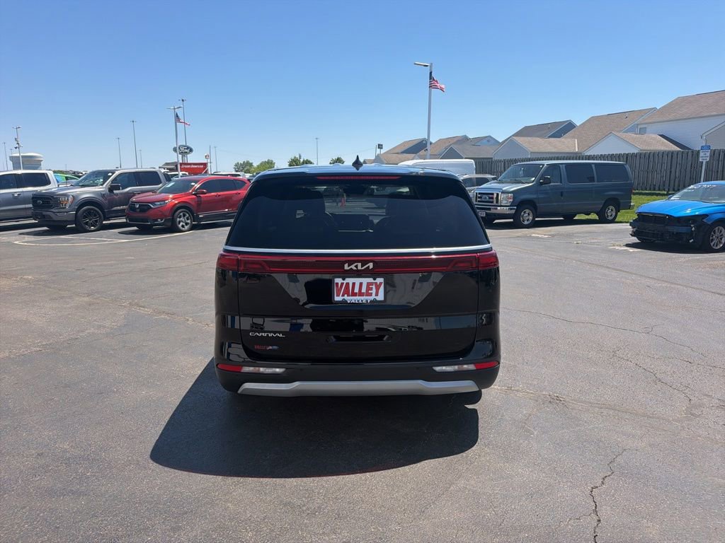 Used 2024 Kia Carnival LX FWD image 7