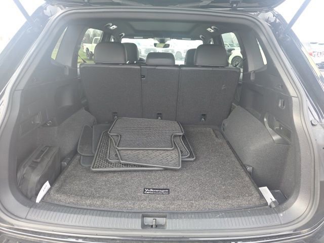 Used 2023 Volkswagen Tiguan SE R-Line AWD/4WD image 12
