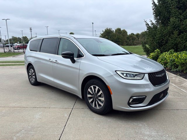 Used 2024 Chrysler Pacifica Limited FWD image 32