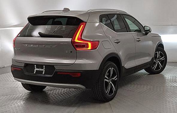 Used 2024 Volvo XC40 B5 Core image 4