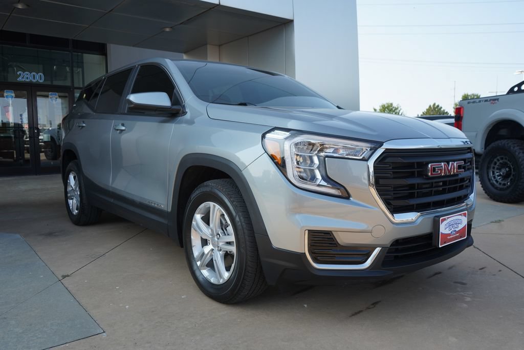 Used 2024 GMC Terrain SLE AWD/4WD image 2