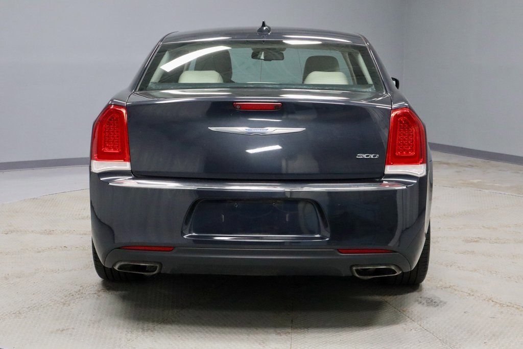 Used 2018 Chrysler 300 Touring L image 4