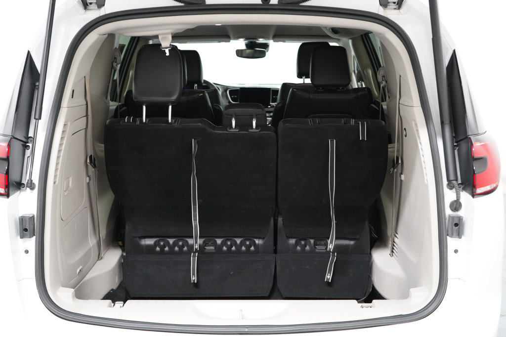 Used 2024 Chrysler Pacifica Limited FWD image 32