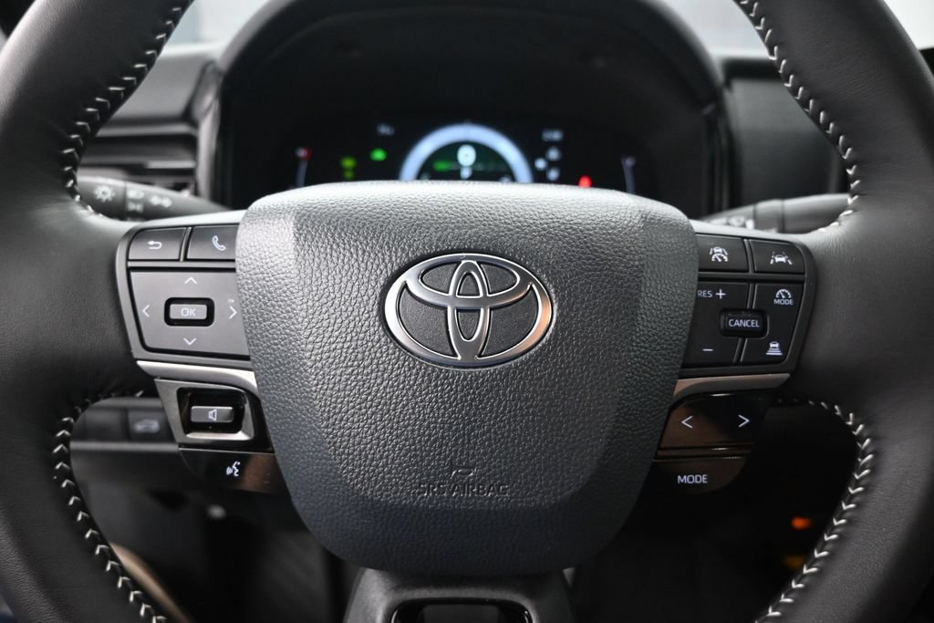 Used 2025 Toyota Camry SE FWD image 11