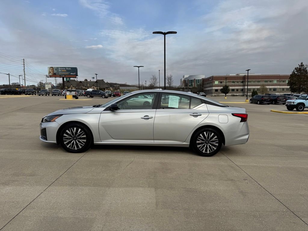 Used 2024 Nissan Altima 2.5 SV FWD image 8