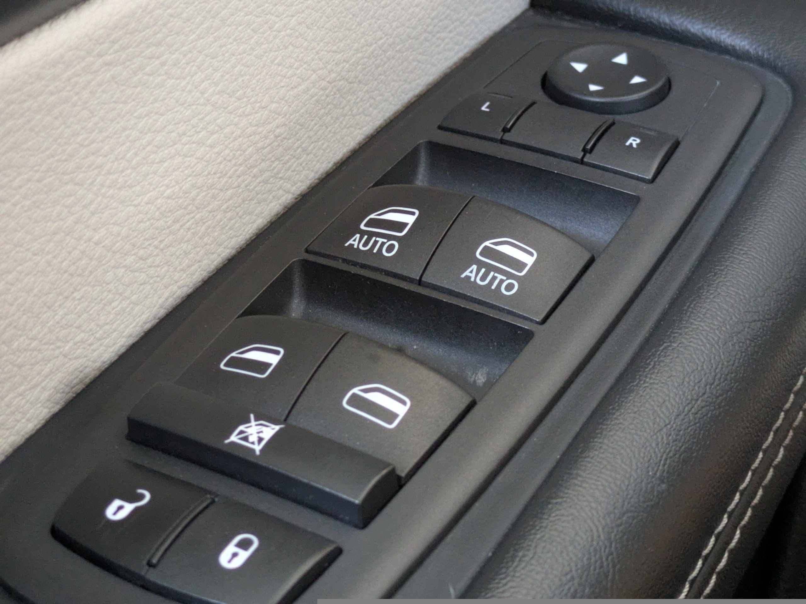 Used 2023 Chrysler Pacifica Touring-L FWD image 27