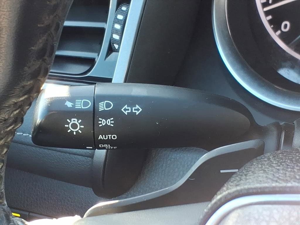 Used 2020 Toyota Camry SE image 21