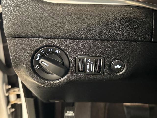 Used 2019 Dodge Charger SXT RWD image 18