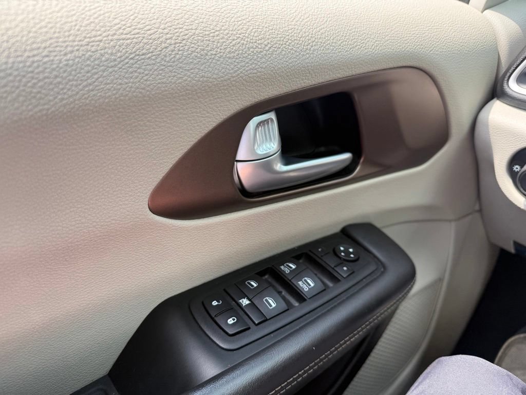 Used 2024 Chrysler Voyager LX FWD image 28