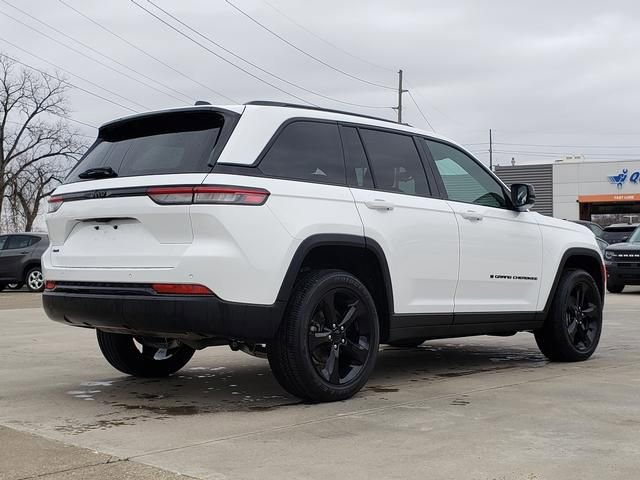 Used 2024 Jeep Grand Cherokee Altitude AWD/4WD image 10