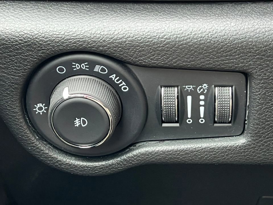 Used 2026 Chrysler Pacifica Select image 22