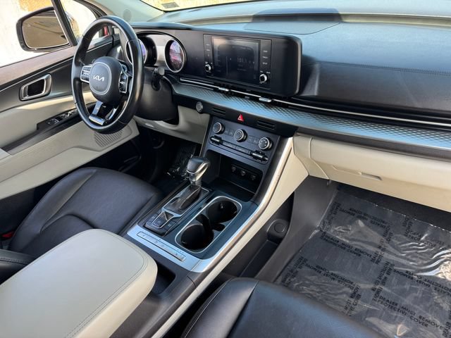 Used 2022 Kia Carnival LX FWD image 21