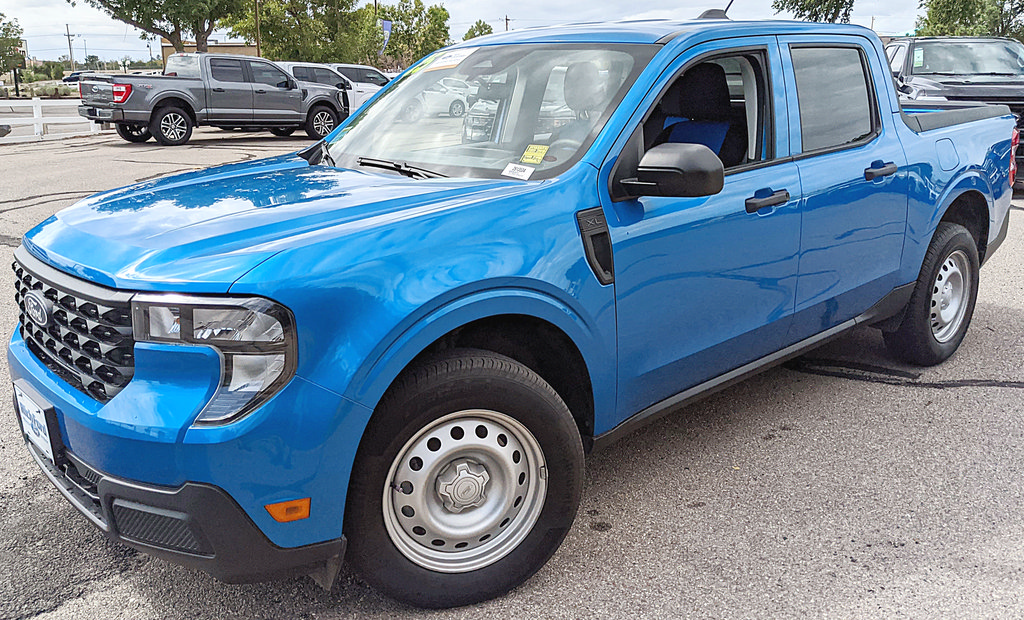 Certified 2025 Ford Maverick XL FWD image 6