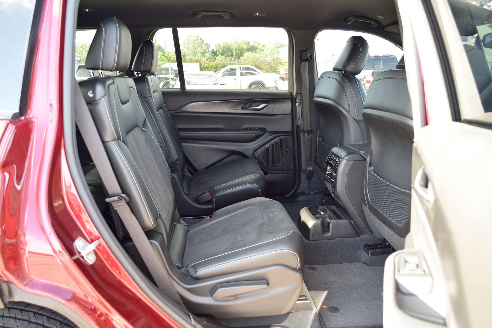 Used 2023 Jeep Grand Cherokee L Laredo image 24